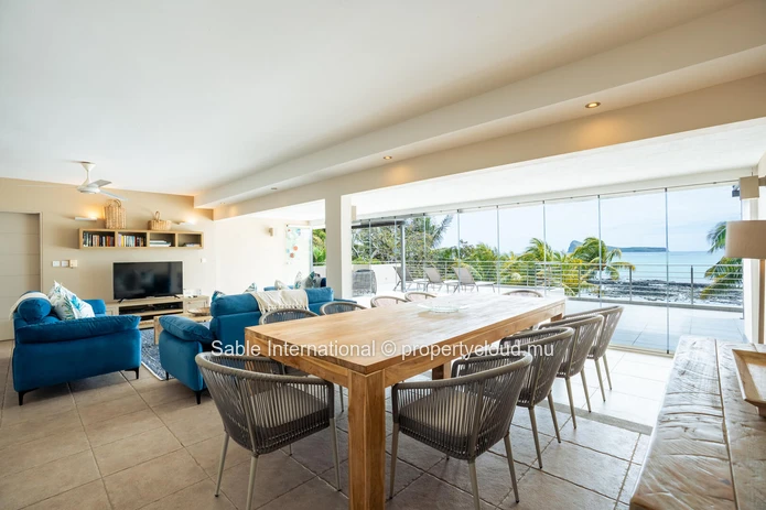 Penthouse à vendre à Cap Malheureux, 220m², vue mer, piscine commune, meublé, climatisé, parking.