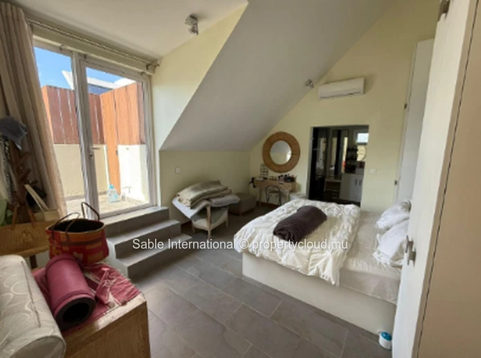 Penthouse à vendre à Péreybère, 174m², 3 chambres, piscine commune, front de mer, meublé, climatisé.