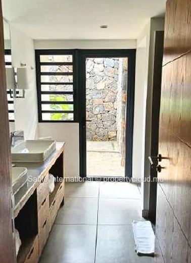 Stunning Villa PDS with Private Pool in Rivière Noire! 3 beds, furnished, close to amenities & golf course. Don't mis...