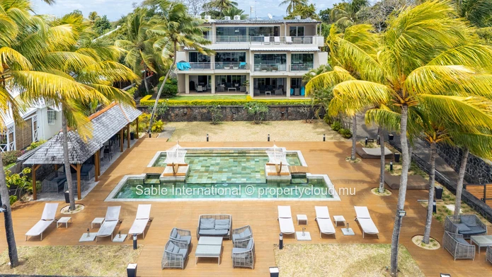 Penthouse à vendre à Cap Malheureux, 220m², vue mer, piscine commune, meublé, climatisé, parking.