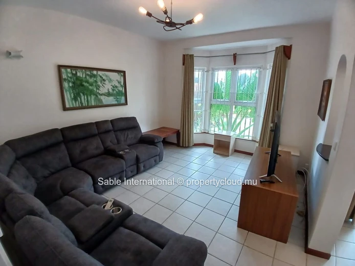 Villa for Rent in Péreybère with Communal Pool, Garden, and Modern Amenities - Ideal for Families