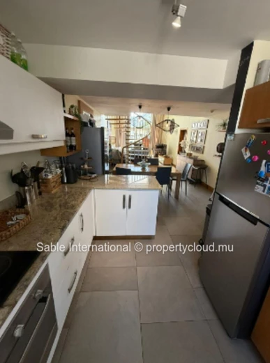 Penthouse à vendre à Péreybère, 174m², 3 chambres, piscine commune, front de mer, meublé, climatisé.