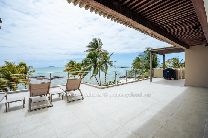 Penthouse à vendre à Cap Malheureux, 220m², vue mer, piscine commune, meublé, climatisé, parking.