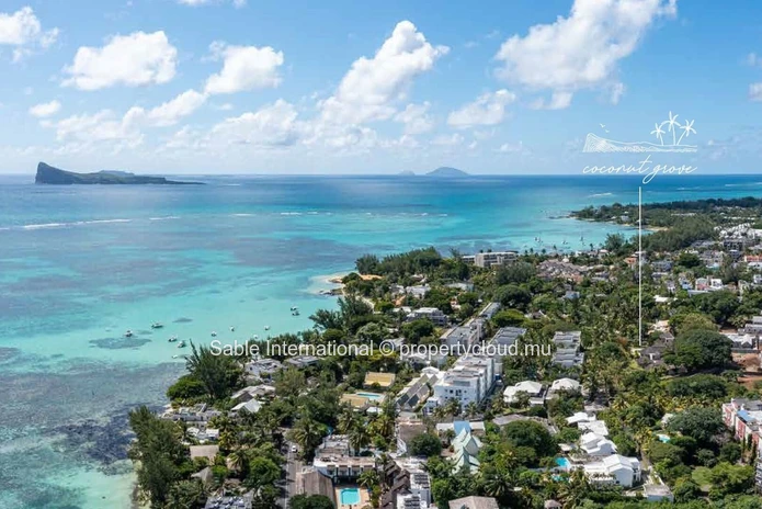 Appartement R+2 à vendre à Péreybère, 164m², 3 chambres, piscine commune, proche de la mer et des commodités.