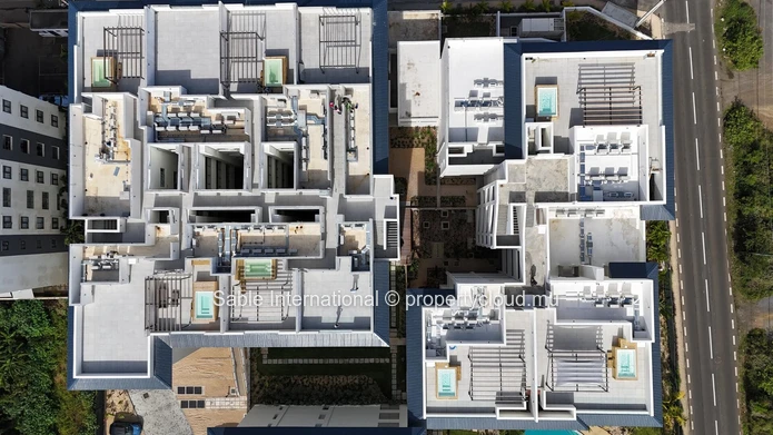 Magnifique penthouse de 148m² à vendre à Péreybère. 2 chambres, piscine commune, accès mer, parking. À voir!
