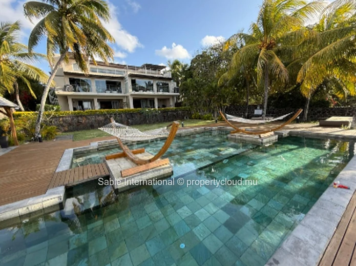 Appartement en bord de mer avec une vue imprenable sur la mer - 3 chambres, piscine commune, entièrement meublé.