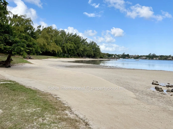 Appartement pieds dans l'eau à vendre à Calodyne, 119m², 3 chambres, piscine commune, vue mer