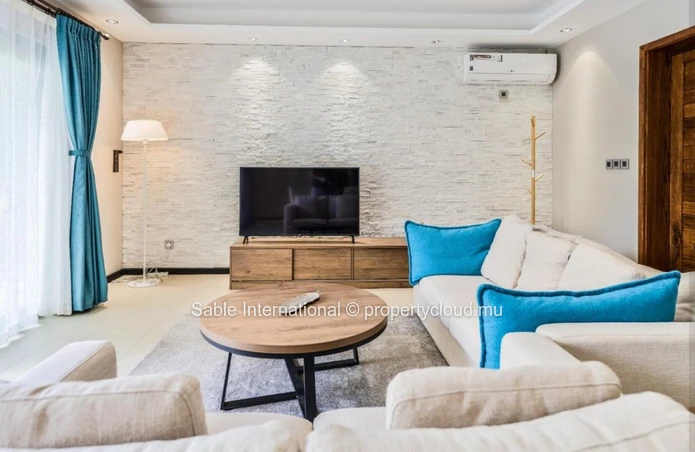 Maison à vendre à Péreybère, 250m², 3 chambres, piscine privée, proche des commodités