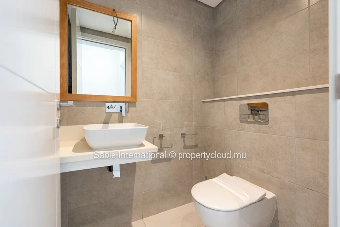 Luxurious G+2 Apartment with Communal Pool in Pointe aux Canonniers - 149m² Living Area - Sea Access - Padde  Court 