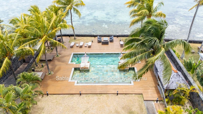 Penthouse à vendre à Cap Malheureux, 220m², vue mer, piscine commune, meublé, climatisé, parking.