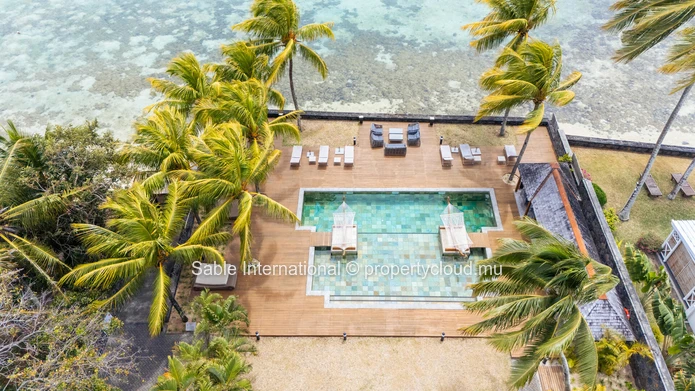 Penthouse à vendre à Cap Malheureux, 220m², vue mer, piscine commune, meublé, climatisé, parking.