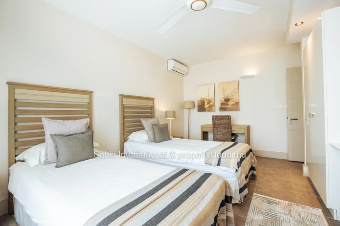 Penthouse à vendre à Cap Malheureux, 220m², vue mer, piscine commune, meublé, climatisé, parking.