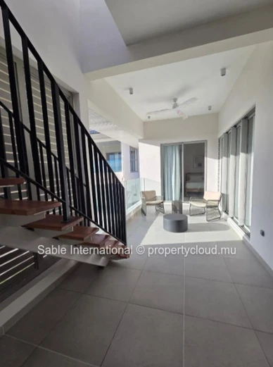 Magnifique penthouse de 148m² à vendre à Péreybère. 2 chambres, piscine commune, accès mer, parking. À voir!