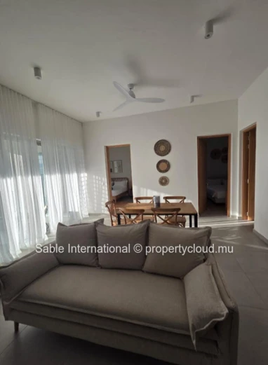Magnifique penthouse de 148m² à vendre à Péreybère. 2 chambres, piscine commune, accès mer, parking. À voir!