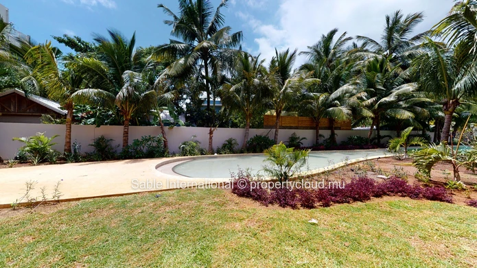 Appartement R+2 à vendre à Péreybère, 101m², 2 chambres, piscine commune, proche de la mer et des commerces.