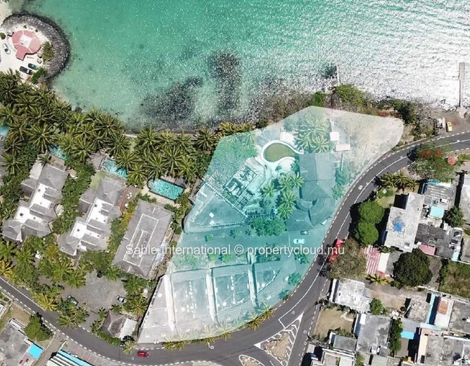 Appartement R+2 à vendre à Grand Baie, 140m², 3 chambres, piscine commune, vue mer, proche écoles et commerces.