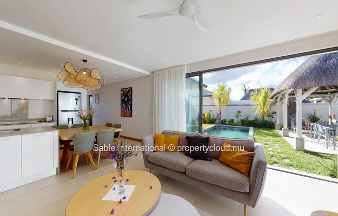 Villa à vendre à Grand Baie, 120m², 333m² terrain, 3 chambres, piscine privée, proche commodités. Meublé, climatisée.