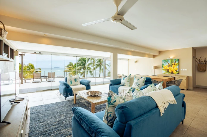 Penthouse à vendre à Cap Malheureux, 220m², vue mer, piscine commune, meublé, climatisé, parking.