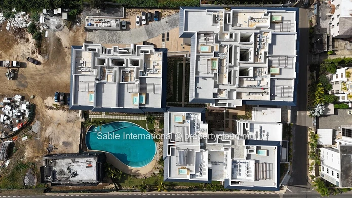 Magnifique penthouse de 148m² à vendre à Péreybère. 2 chambres, piscine commune, accès mer, parking. À voir!