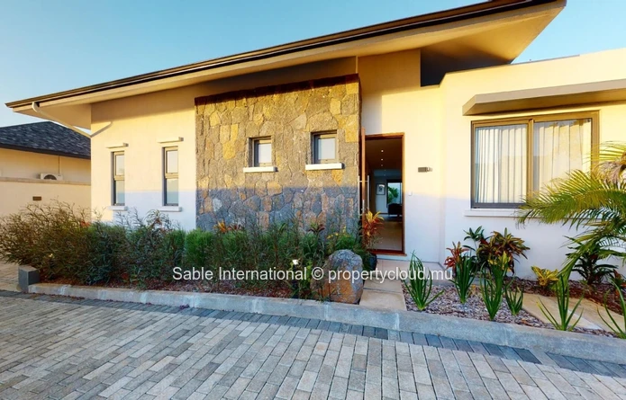 Villa à vendre à Grand Baie, 120m², 333m² terrain, 3 chambres, piscine privée, proche commodités. Meublé, climatisée.