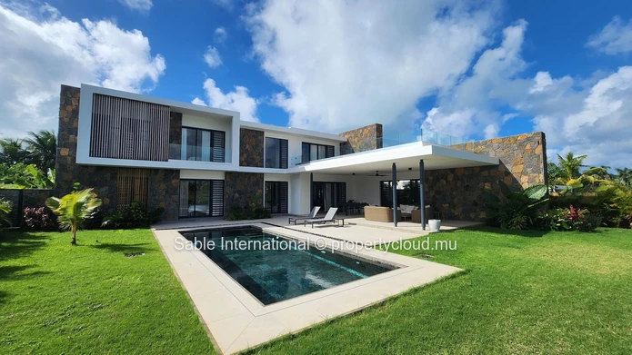 Luxury Golf Villa with Private Pool in Roches Noires! Fully furnished. 