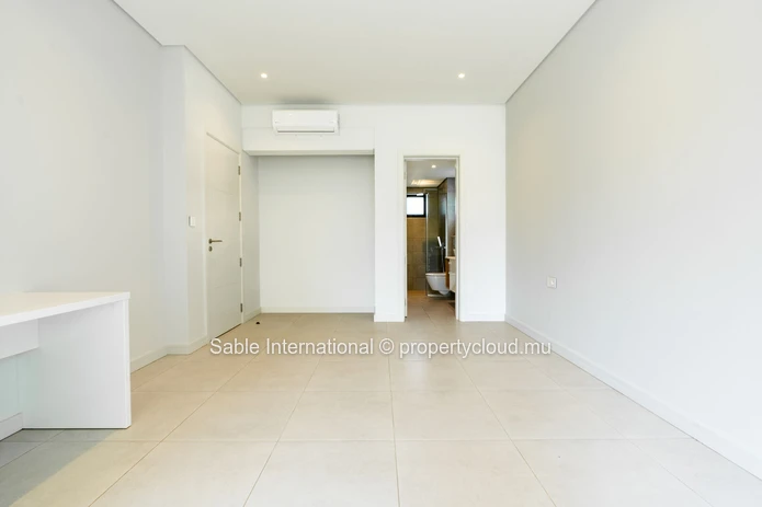 Luxurious G+2 Apartment with Communal Pool in Pointe aux Canonniers - 149m² Living Area - Sea Access - Padde  Court 