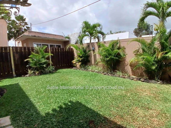 Villa for Rent in Péreybère with Communal Pool, Garden, and Modern Amenities - Ideal for Families