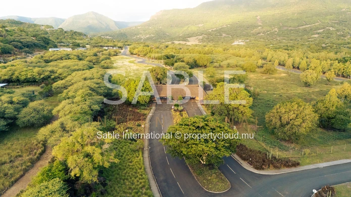 Terrain résidentiel de 2 110 m² à vendre à Rivière Noire