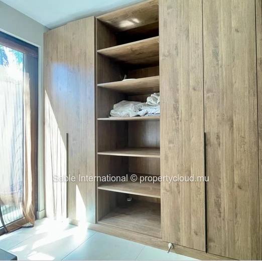 Maison à vendre à Péreybère, 250m², 3 chambres, piscine privée, proche des commodités