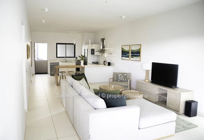 Appartement R+2 à vendre à Péreybère, 101m², 2 chambres, piscine commune, proche de la mer et des commerces.