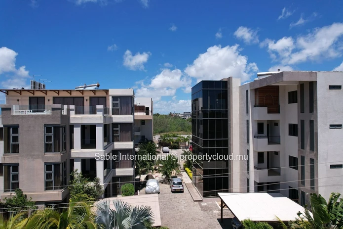Appartement R+2 à vendre à Péreybère, 90m², 2 chambres, Piscine commune, Parking, Accès mer, Salle de gym, Climatisé.