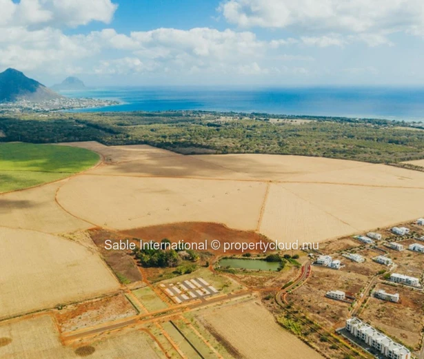 "Rare Opportunity: Prime Residential Land in Flic en Flac, 761m², Ideal for Your Dream Home! 