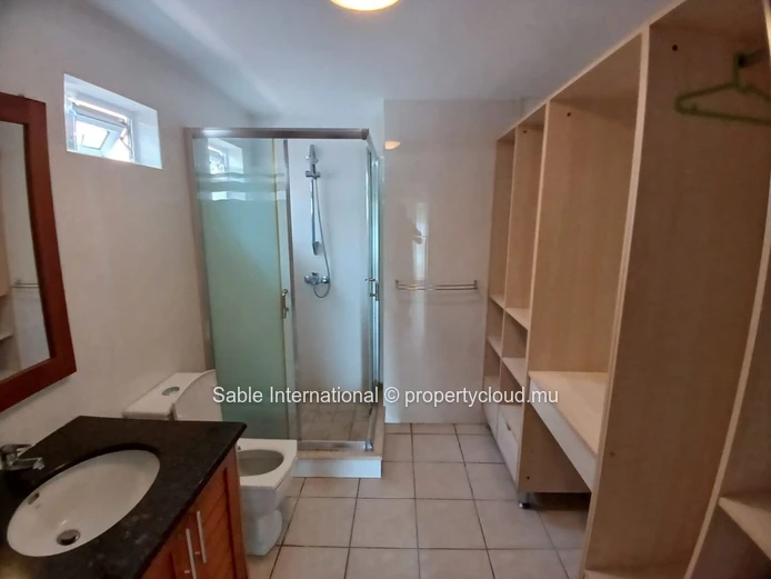 Villa for Rent in Péreybère with Communal Pool, Garden, and Modern Amenities - Ideal for Families
