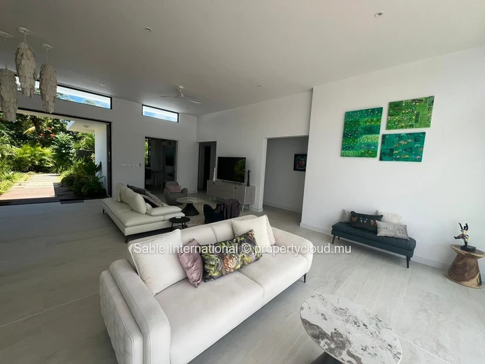 Luxurious RES Villa in Roches Noires with Private Pool, Sea View, and Tennis Court 