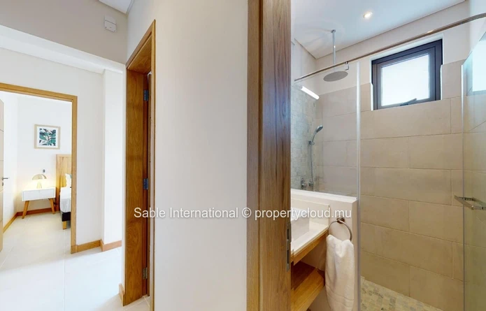 Villa à vendre à Grand Baie, 120m², 333m² terrain, 3 chambres, piscine privée, proche commodités. Meublé, climatisée.