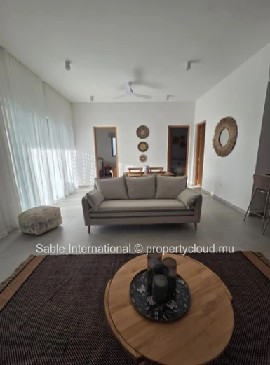 Magnifique penthouse de 148m² à vendre à Péreybère. 2 chambres, piscine commune, accès mer, parking. À voir!