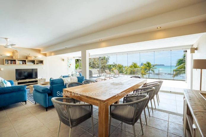 Penthouse à vendre à Cap Malheureux, 220m², vue mer, piscine commune, meublé, climatisé, parking.