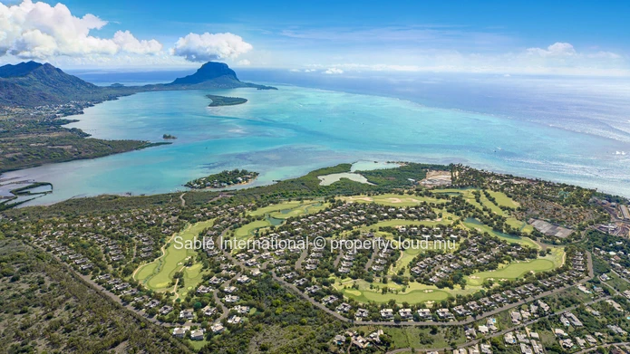 Luxurious Smart City Villa in Tamarin with Private Pool and Stunning Views! Ideal for a Modern Lifestyle.
