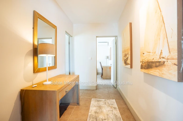 Penthouse à vendre à Cap Malheureux, 220m², vue mer, piscine commune, meublé, climatisé, parking.