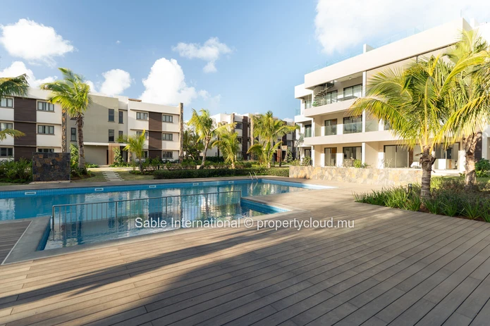 Penthouse R+2 à vendre à Pointe aux Canonniers, 149m², 3 chambres, piscine privée, vue mer, proche écoles et commerces.