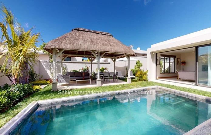 Villa à vendre à Grand Baie, 120m², 333m² terrain, 3 chambres, piscine privée, proche commodités. Meublé, climatisée.