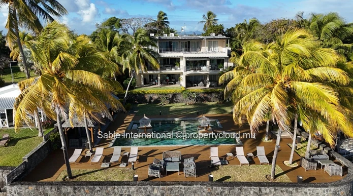 Appartement en bord de mer avec une vue imprenable sur la mer - 3 chambres, piscine commune, entièrement meublé.