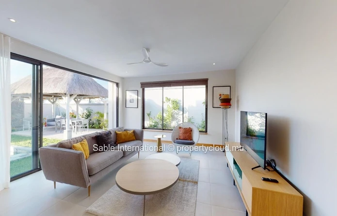 Villa à vendre à Grand Baie, 120m², 333m² terrain, 3 chambres, piscine privée, proche commodités. Meublé, climatisée.