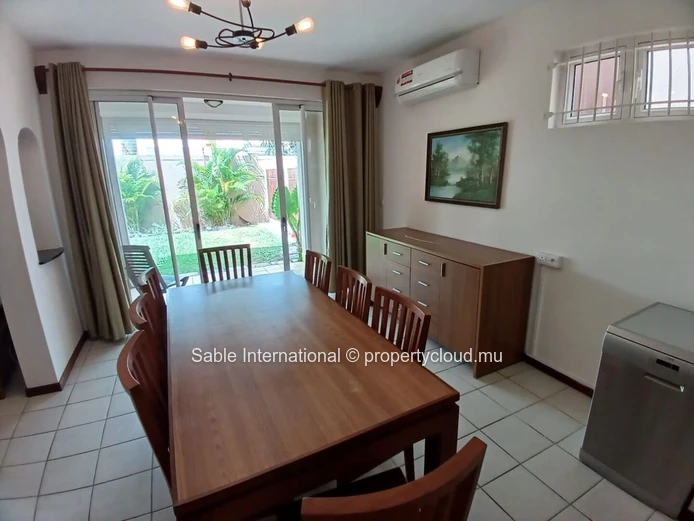 Villa for Rent in Péreybère with Communal Pool, Garden, and Modern Amenities - Ideal for Families