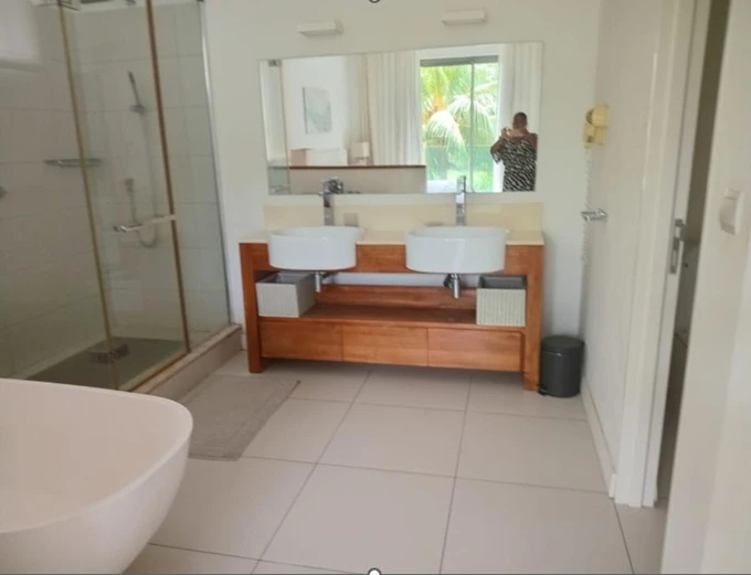 Appartement à vendre à Tamarin, 125m², 2 chambres, piscine commune, vue rivière et montagne. Meublé, climatisé,
