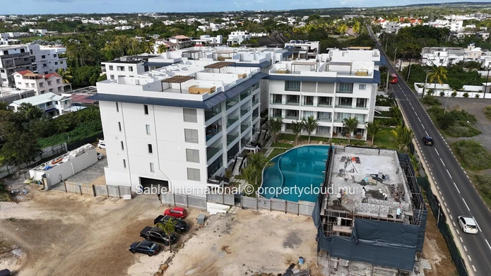 Magnifique penthouse de 148m² à vendre à Péreybère. 2 chambres, piscine commune, accès mer, parking. À voir!