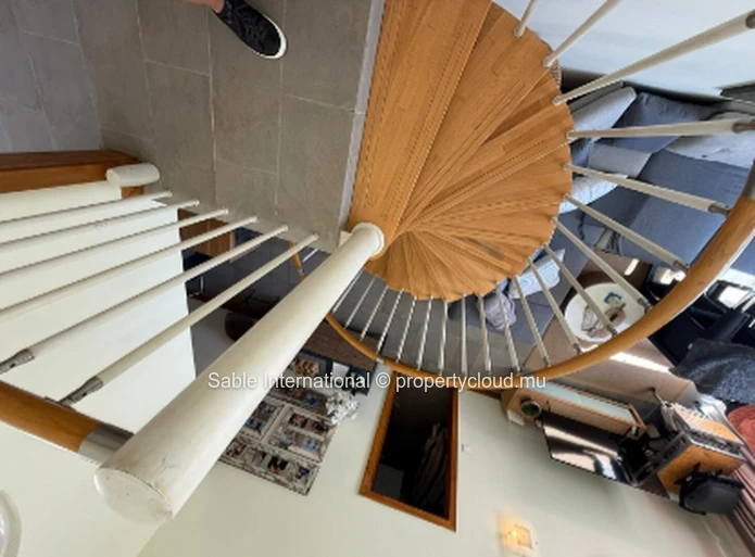 Penthouse à vendre à Péreybère, 174m², 3 chambres, piscine commune, front de mer, meublé, climatisé.