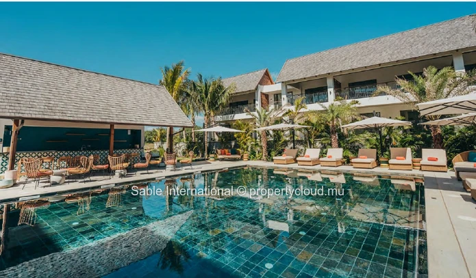 Appartement RES à vendre à Grand Baie, 137m², 2 chambres, piscine commune, spa, balcon, proche commodités.
