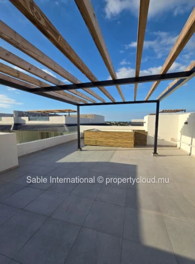 Magnifique penthouse de 148m² à vendre à Péreybère. 2 chambres, piscine commune, accès mer, parking. À voir!