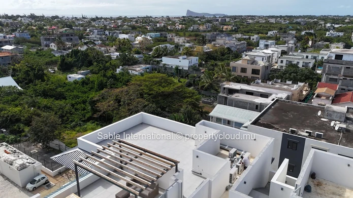 Magnifique penthouse de 148m² à vendre à Péreybère. 2 chambres, piscine commune, accès mer, parking. À voir!